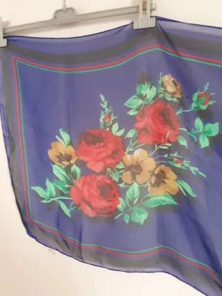 Sciarpa blu con rose rosse e gialle