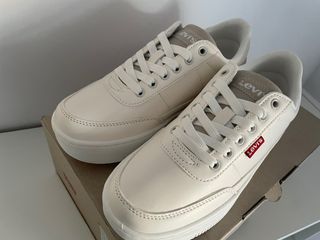 Zapatillas Levi's Beige y Blancas