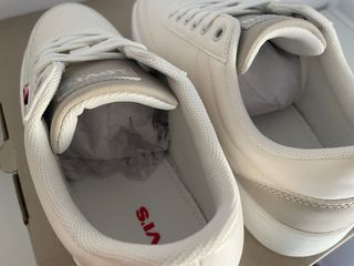 Zapatillas Levi's Beige y Blancas