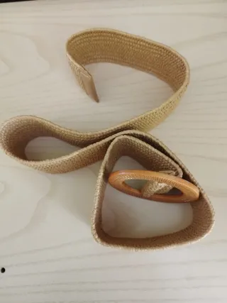 Cinturón elástico beige con hebilla de madera