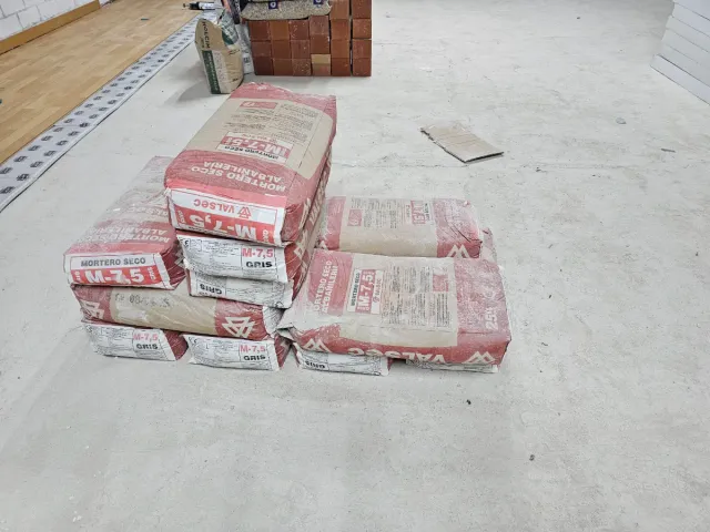 Restos de construcción: ladrillos, sacos, 9 pladur