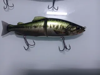 Lote de 5
señuelos pesca swimbaits duros y caja 