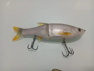 Lote de 5
señuelos pesca swimbaits duros y caja 