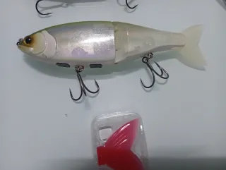 Lote de 5
señuelos pesca swimbaits duros y caja 