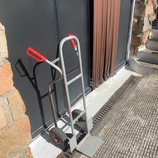 Carro de carga con ruedas rojas