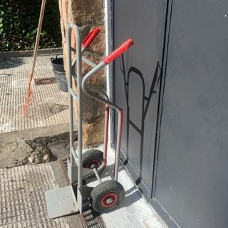 Carro de carga con ruedas rojas