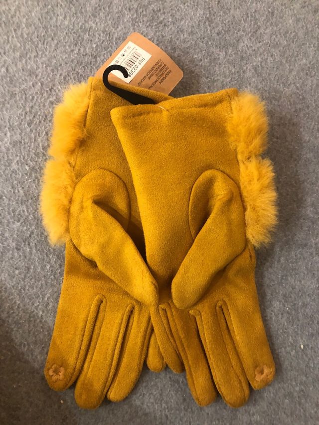Guantes Kati Ocre con Pelo y Lazo con etiqueta