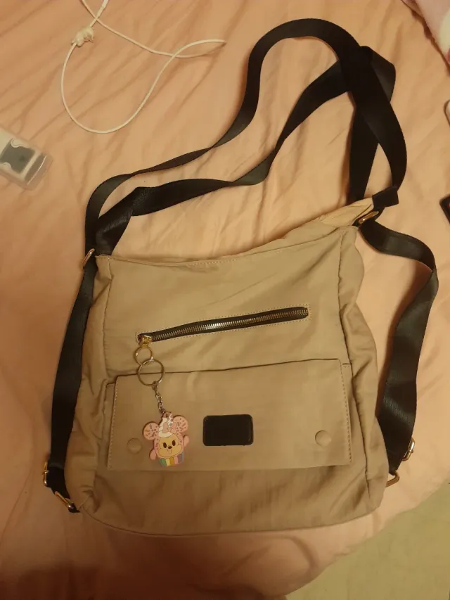 Bolso Beige con Llavero Adorable