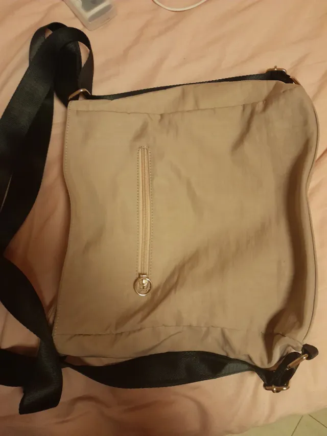 Bolso Beige con Llavero Adorable