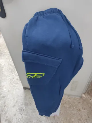 Pantalón chándal azul con logo