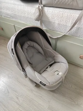Carro de bebé 3 piezas beige tiene 6 años de uso