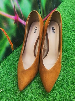 Zapatos tacón camel mujer