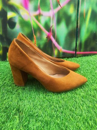 Zapatos tacón camel mujer