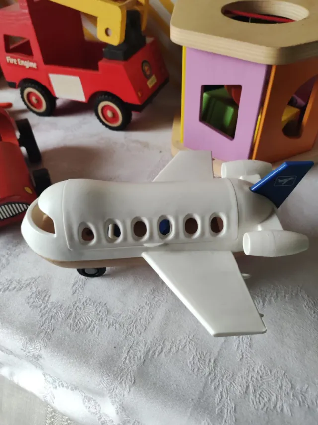 Coche y avión de madera