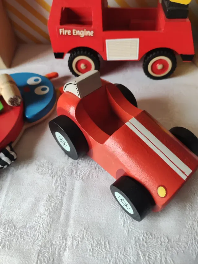 Coche y avión de madera