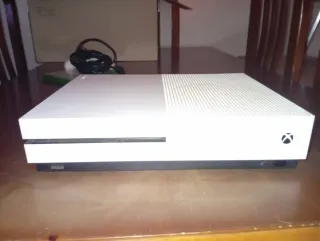 Xbox One S Blanca + Mando y Juego