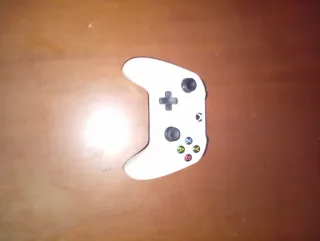 Xbox One S Blanca + Mando y Juego