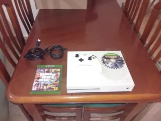 Xbox One S Blanca + Mando y Juego