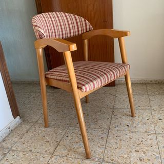 Silla de madera con tapizado a cuadros