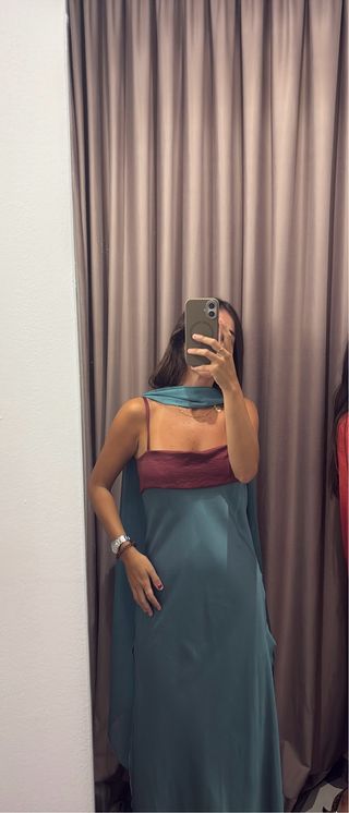 Vestido invitada con capa
