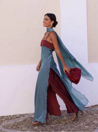 Vestido invitada con capa