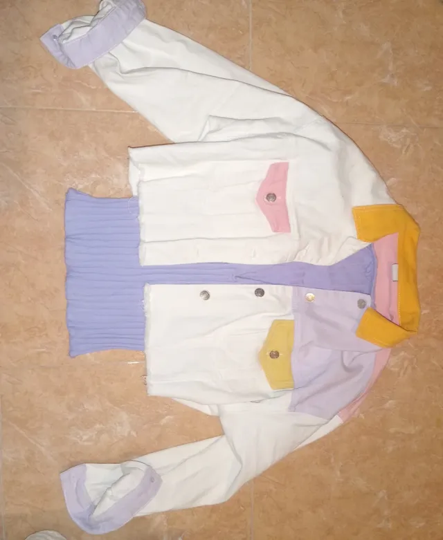 Chaqueta multicolor y camiseta lila con escote a v