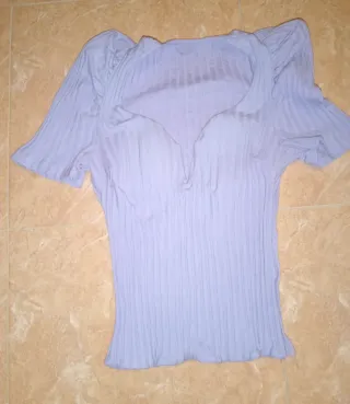 Chaqueta multicolor y camiseta lila con escote a v