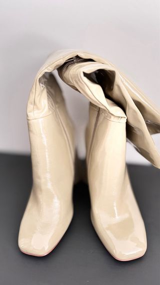 Botas altas charol beige