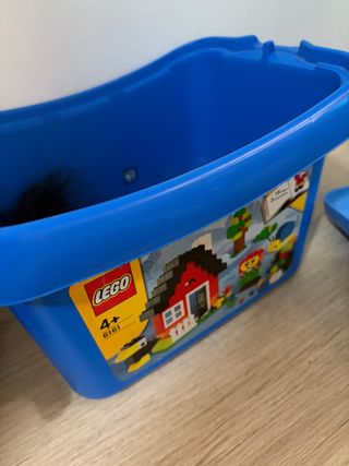 Scatola LEGO con giocattoli all'interno