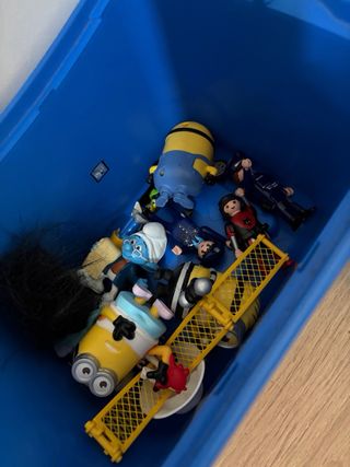 Scatola LEGO con giocattoli all'interno