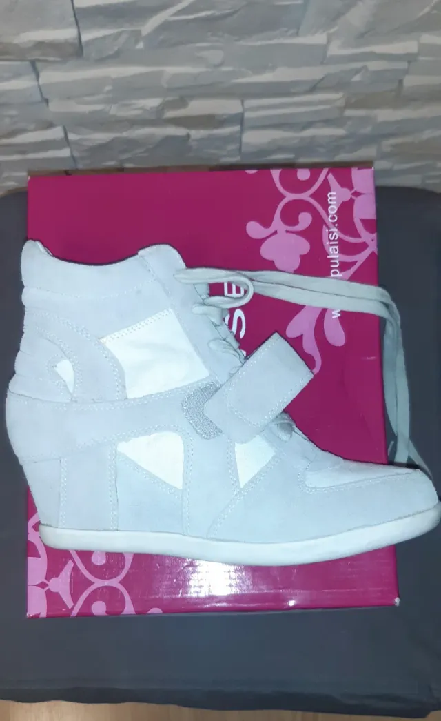 Botín deportivo con cuña gris y blanco