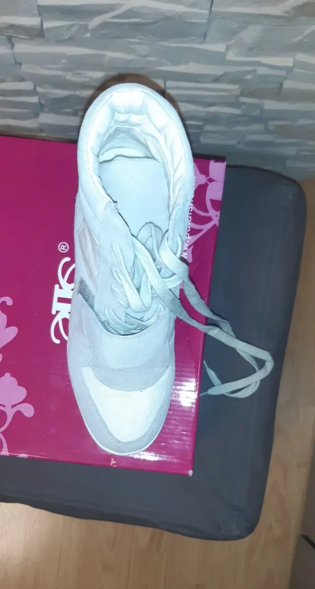 Botín deportivo con cuña gris y blanco