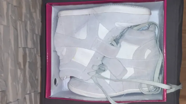 Botín deportivo con cuña gris y blanco