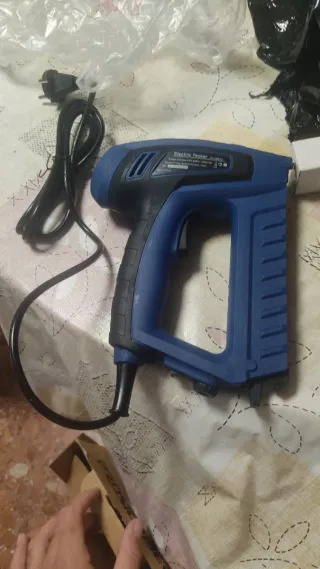 Cucitrice elettrica blu