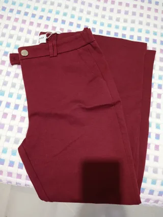 Pantalón largo burdeos Talla 40 con etiqueta