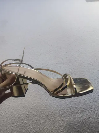 Sandalias de tacón doradas