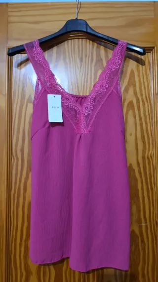 Top lencero rosa con encaje