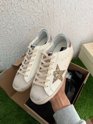 Golden Goose Zapatillas Blancas y Doradas taras