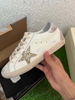Golden Goose Zapatillas Blancas y Doradas taras