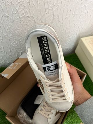 Golden Goose Zapatillas Blancas y Doradas taras