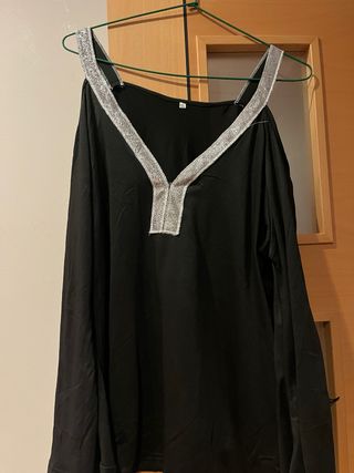 Blusa negra fluida escote V plateado