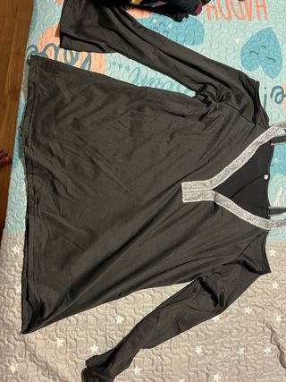 Blusa negra fluida escote V plateado