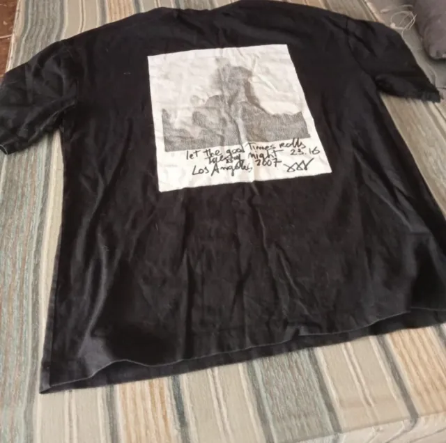 Camiseta negra hombre estampado beige