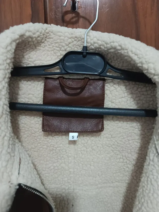 Chaqueta efecto piel forrada