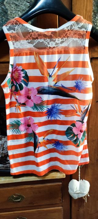 Canottiera a righe arancioni e bianche con stampa 