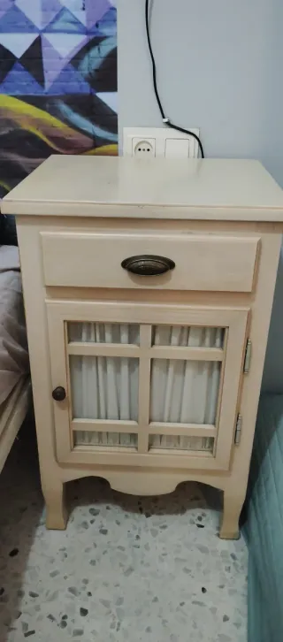 Coppia di comodini in legno e vetro