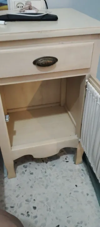Coppia di comodini in legno e vetro