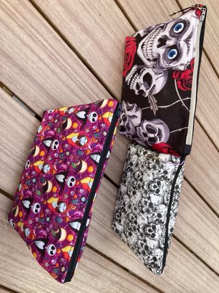 Neceser con estampado de calaveras