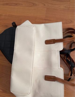 Dos bolsos: negro y blanco