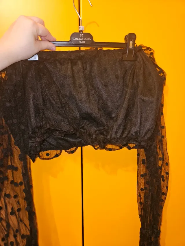 Top corto nero con pois